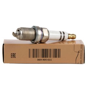 Suitable for  A3 A4 A5 TT 2.0L Spark Plug 06H905611  CC Eos GTI Sagitar Passat Tiguan 2.0L 0241245670
